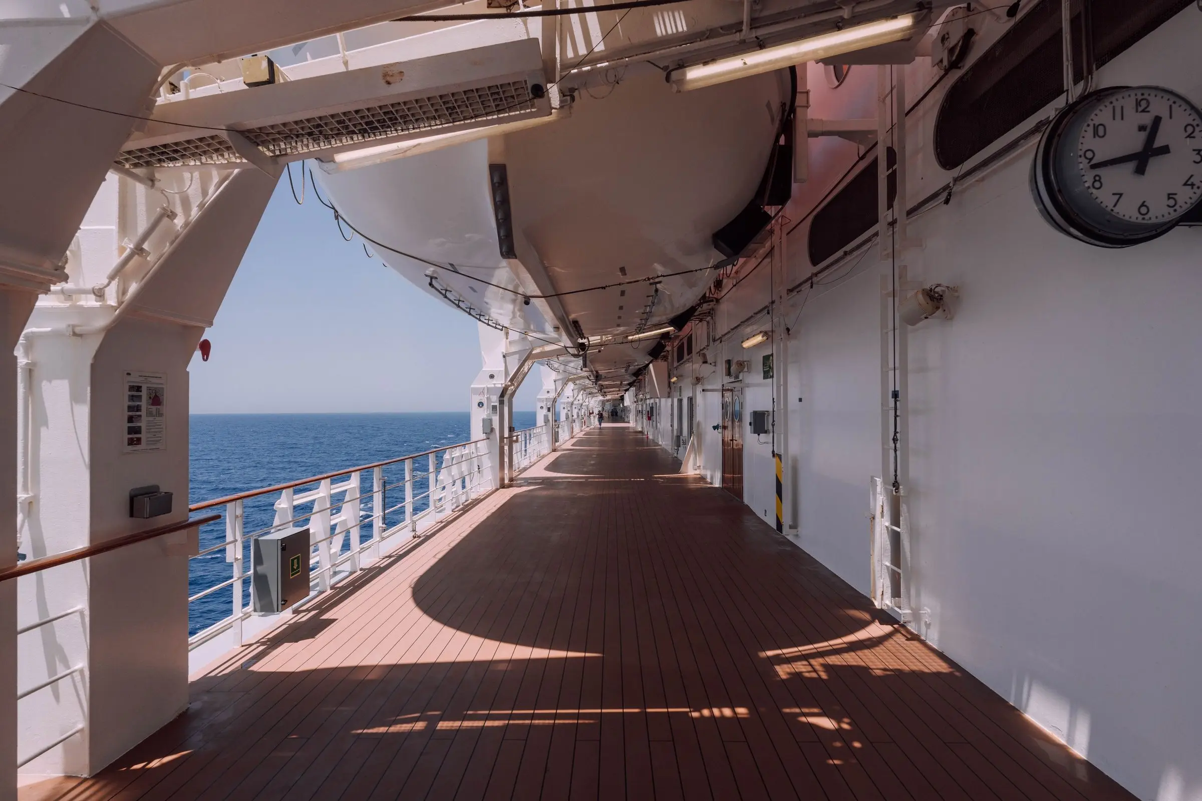 Leeres Promenadendeck eines Kreuzfahrtschiffs mit Blick aufs Meer