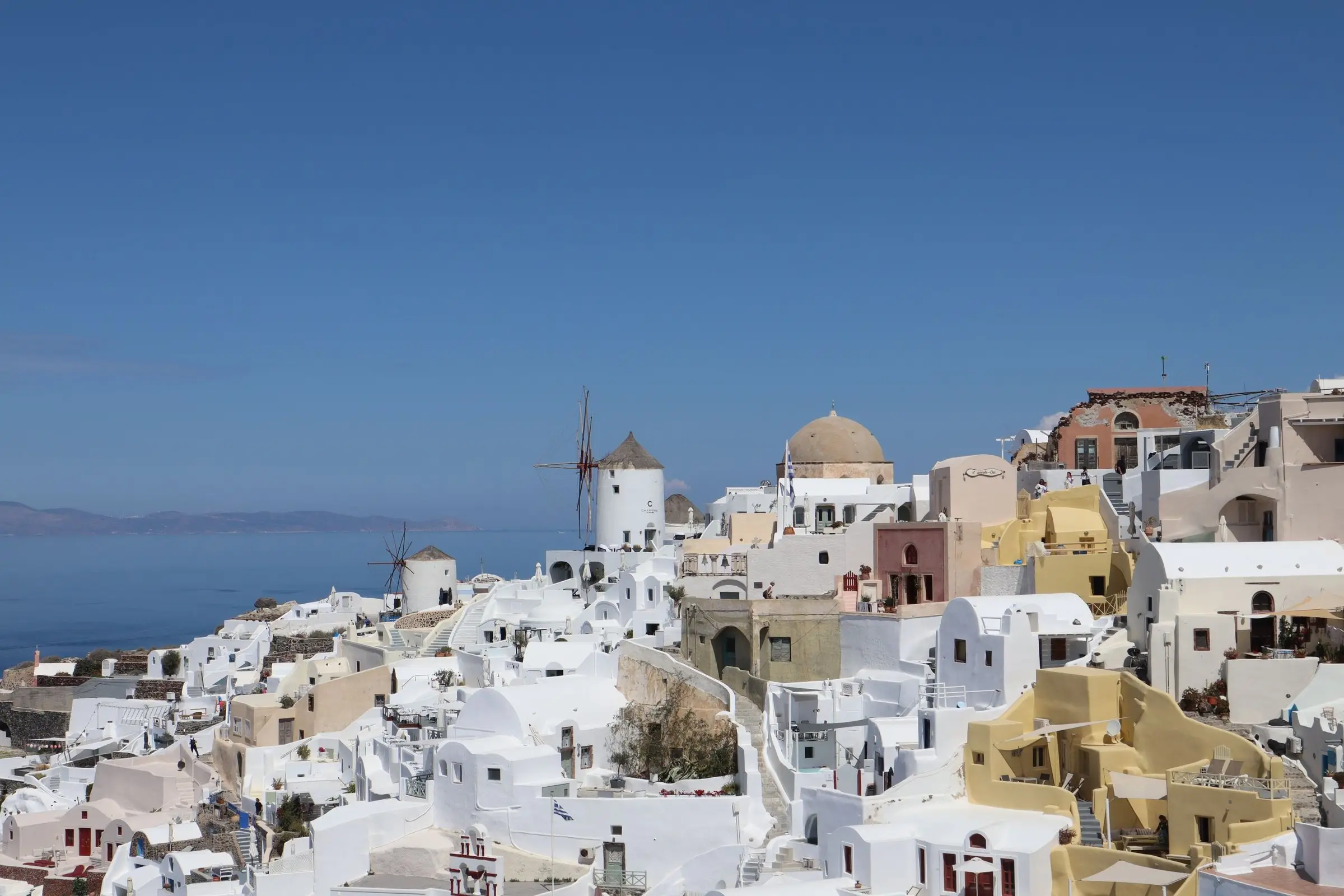 Weiße Häuser von Oia auf Santorin über dem blauen Meer
