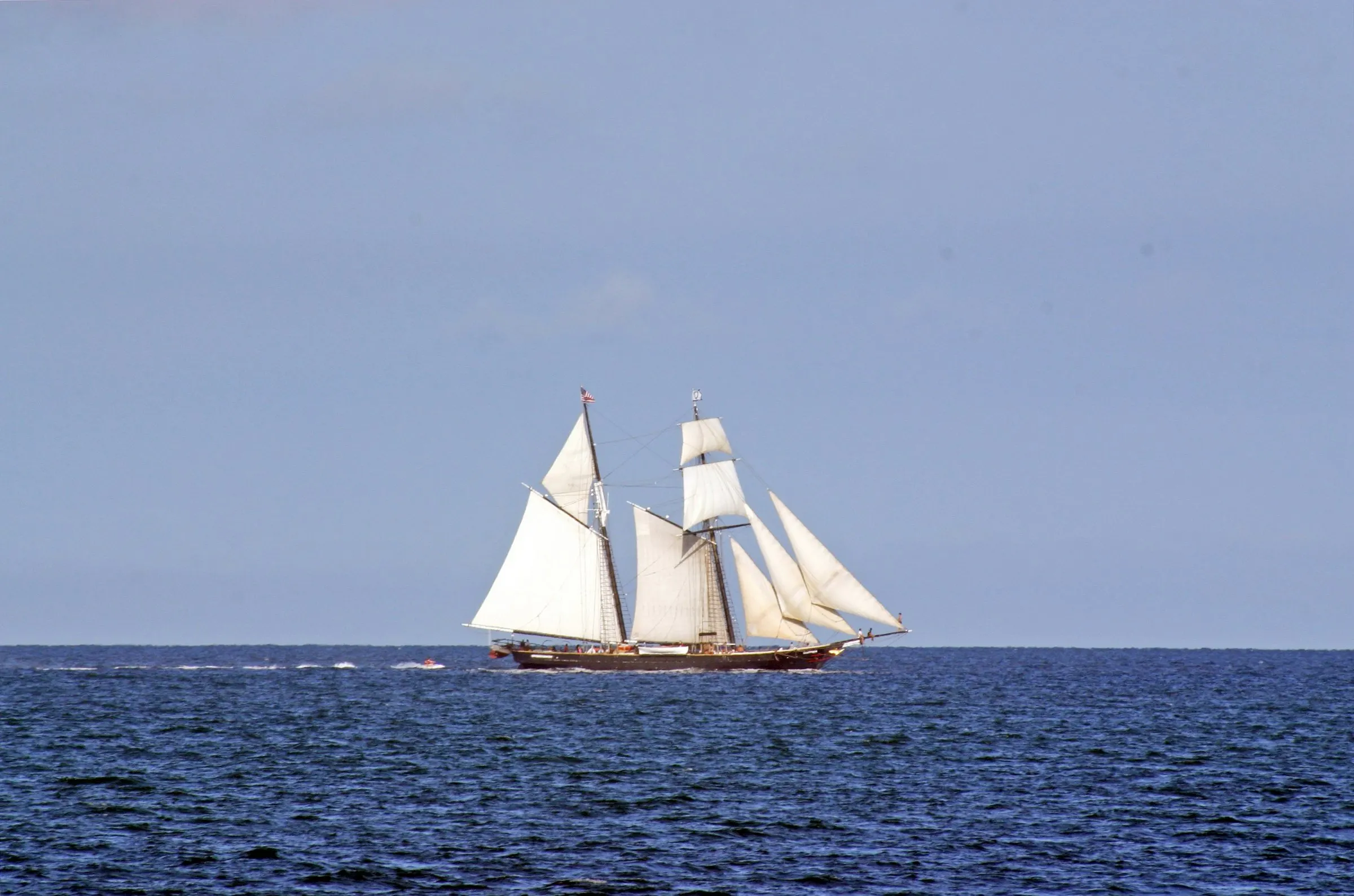 Segelschiff unter vollen Segeln auf offenem Meer